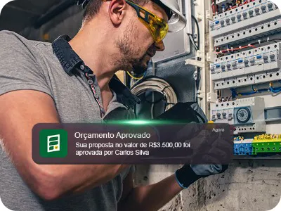 Eletricista recebendo aprovação de proposta