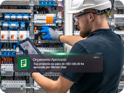 Eletricista recebendo aprovação de proposta